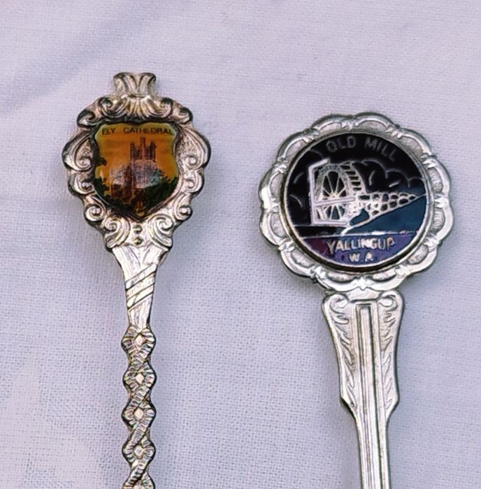 Lot 4 lingurite suvenir placate cu argint, de colectie, din anul 1991.