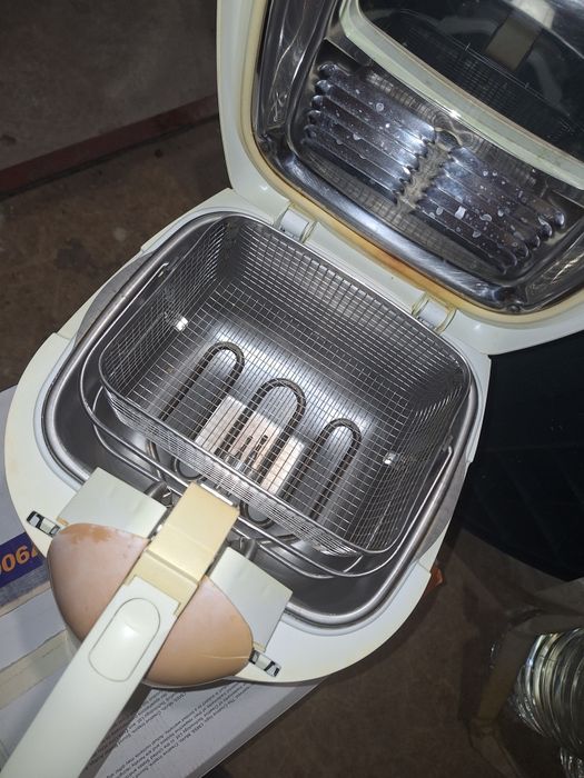 Продавам фритюрник Bosch