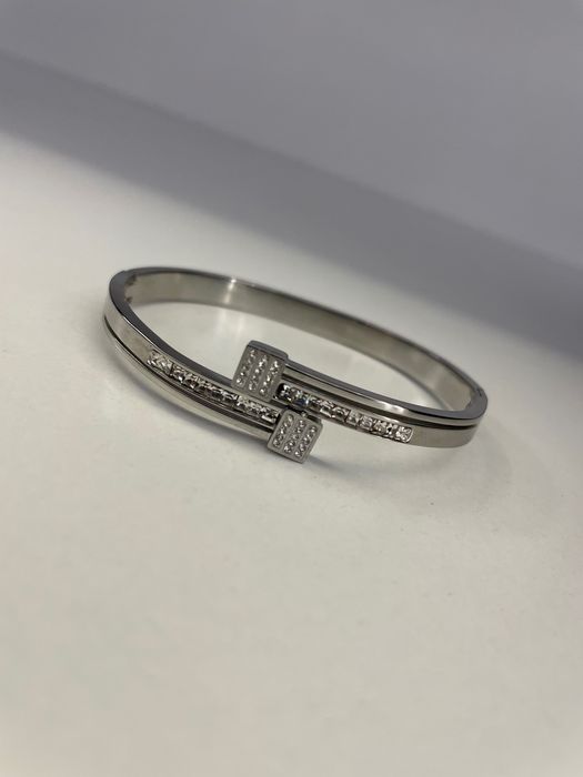 Гривна с камъчета от медицинска стомана