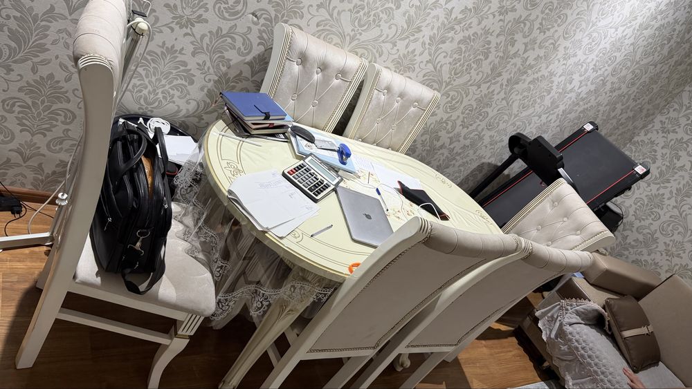 Стол со стульями