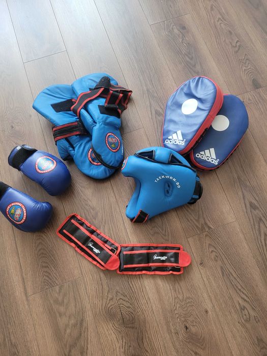 Набор для таеквандо ( перчатки, футы, лапы, шлем)