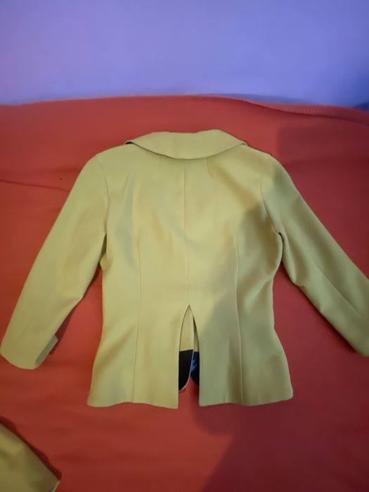 Костюм цвят горчица