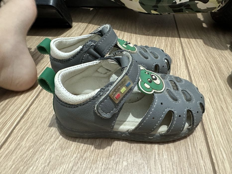 Продам детские сандали