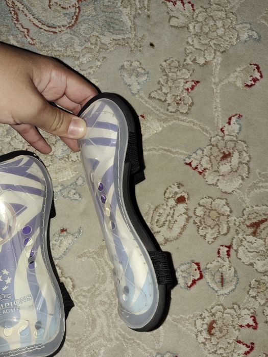 Щитки футбольные.