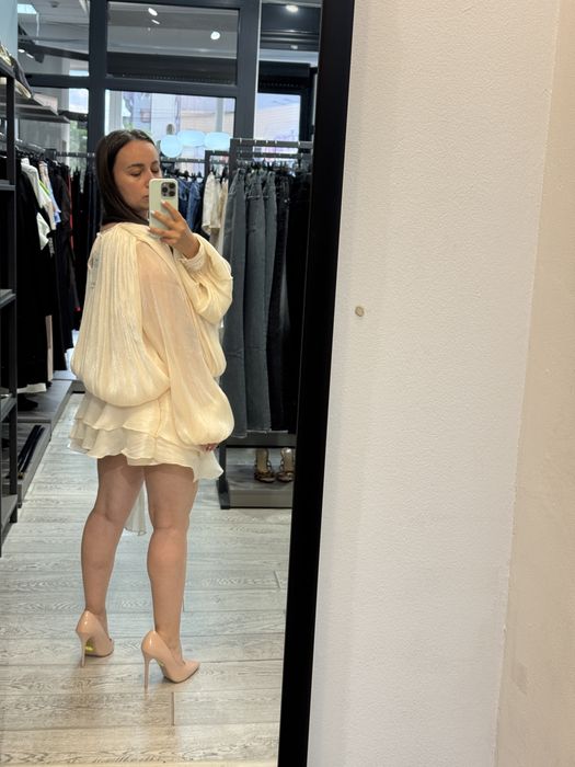 Rochie, mărimea M/L dar se potrivește și unui S, are și o pereche de pantaloni scurți care se iau pe desesubt.  O purtare, preț, 300 lei