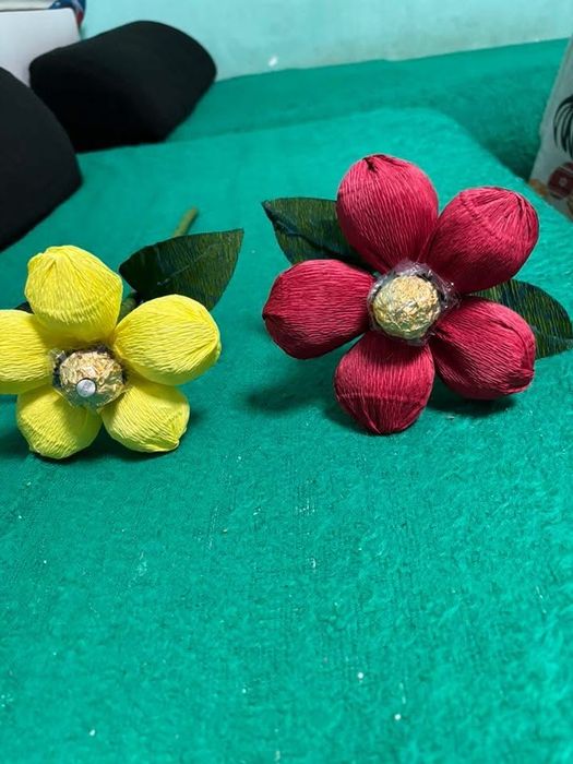 Лалета ,зюмбюли, рози и маргарити от креп хартия