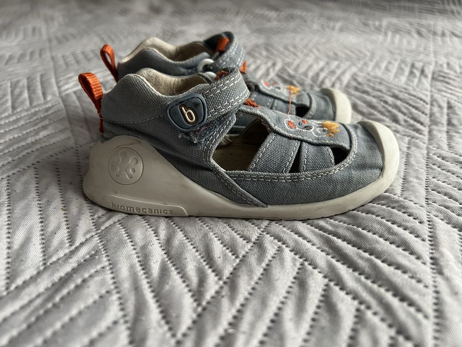 Sandal biomecanics 24