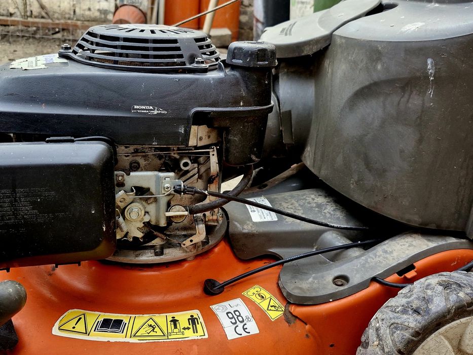 mașină de tuns iarba Husqvarna R152SVBBC 
Lățime de