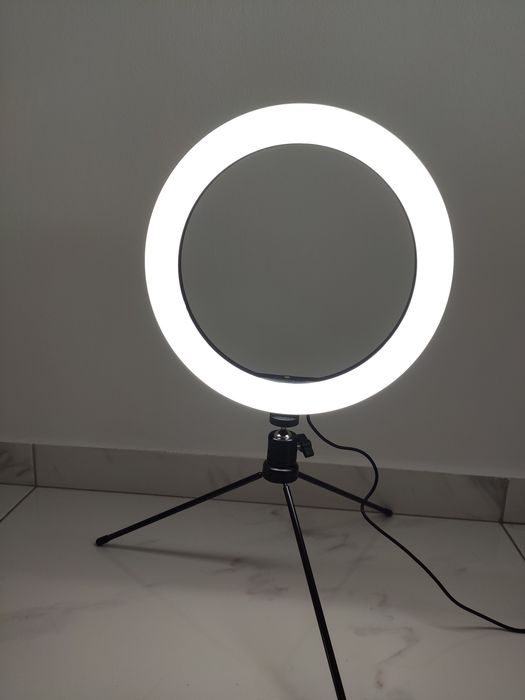 Продавам LED ринг лампа със статиф