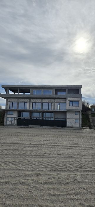 Cădire unicat cu vedere frontal la mare