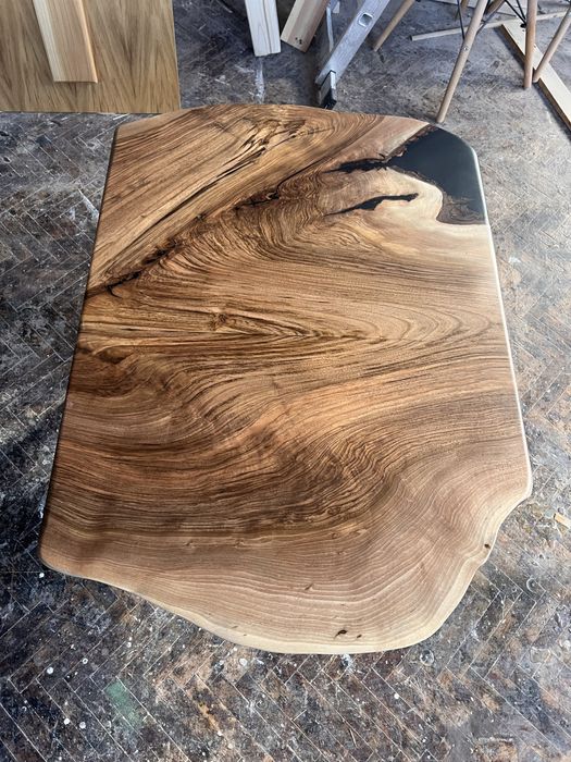 Трапезна и холна маса от цял орех и черна епоксидна смола