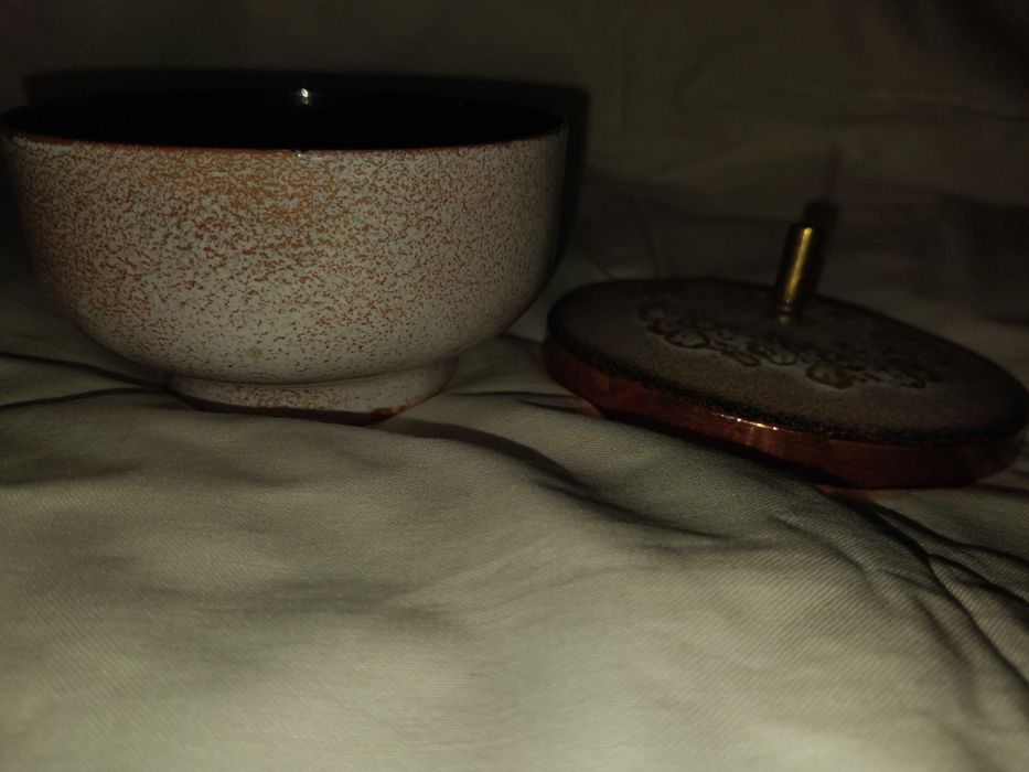 Продавам две порцеланови кутийки за бижута.