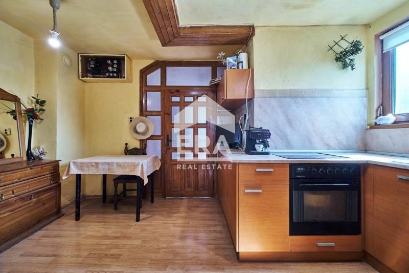 Многофамилна къща в централната част на гр. Каварна, в близост до плаж