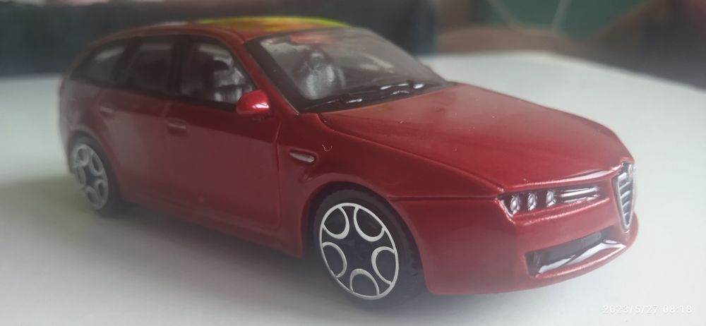 Продавам колекция автомобилчета Burrago