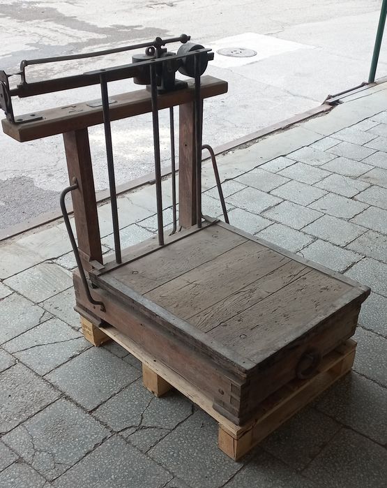 Стар  дървен  кантар на около 100г. 250€