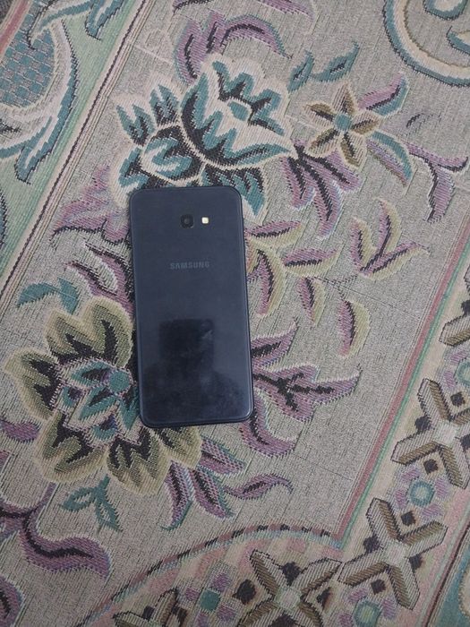 Самсунг j4+       .