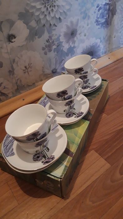 Кружки с блюдцами.