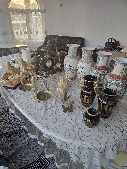 Antichitati vaze si ceas pentru decor mai multe detali la telefon
