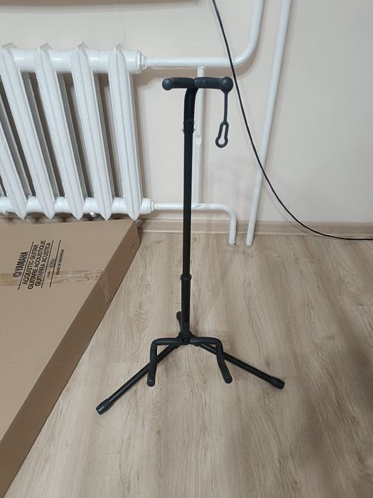 Yamaha F310. Гитара, стойка, чехол.