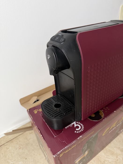 Aparat de cafea cu capsule aproape nou