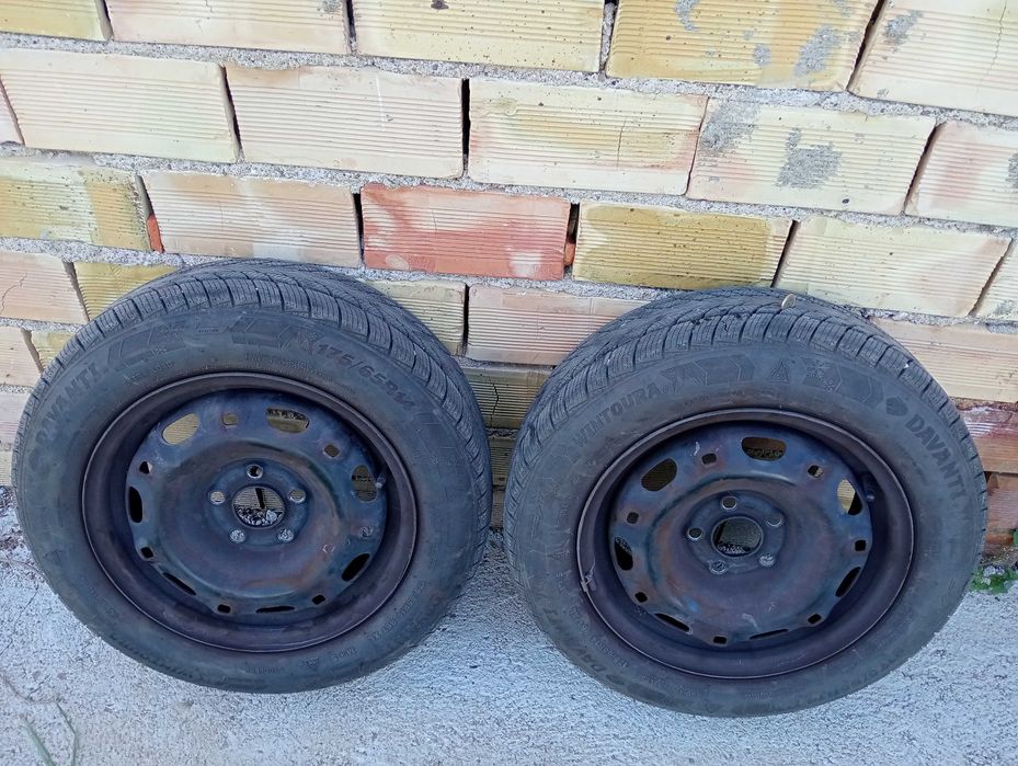 2 броя зимни гуми с джанти