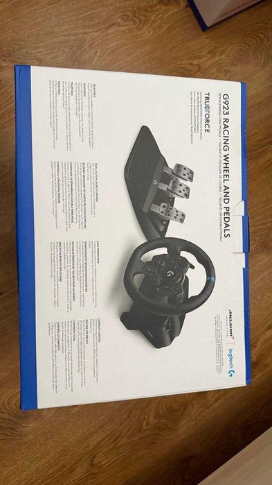 Logitech G923 TrueForce Racing Wheel + Pedals (PS5 / PS4 / PC)