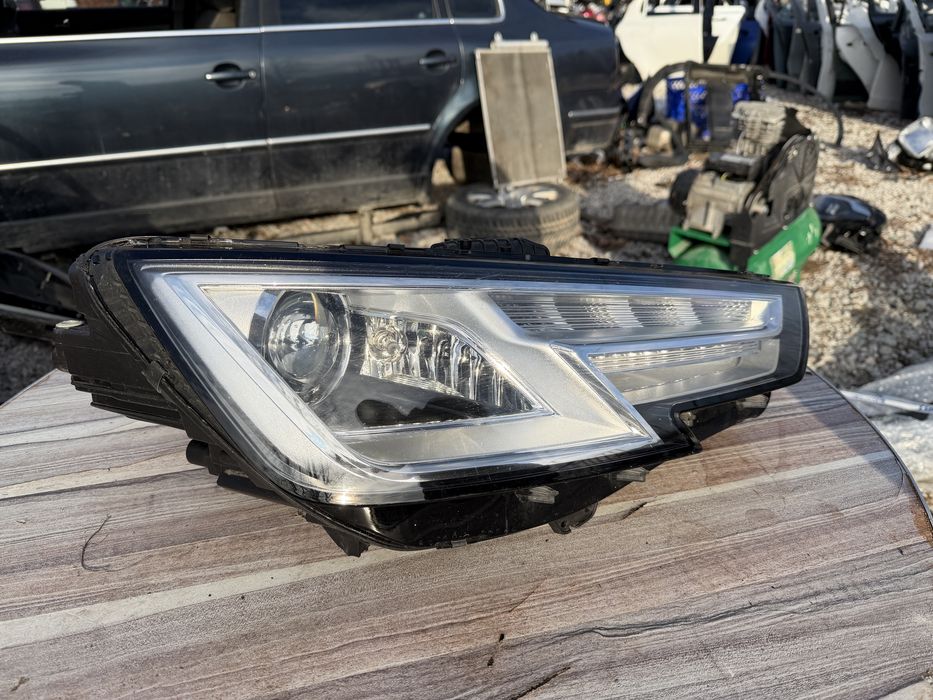 Фар Audi A4 B9