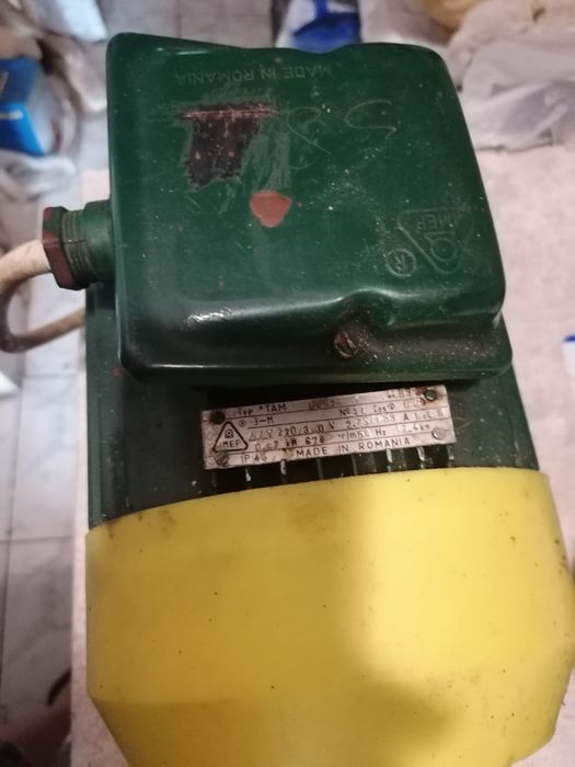 Vând motor electric nou 220 /380v