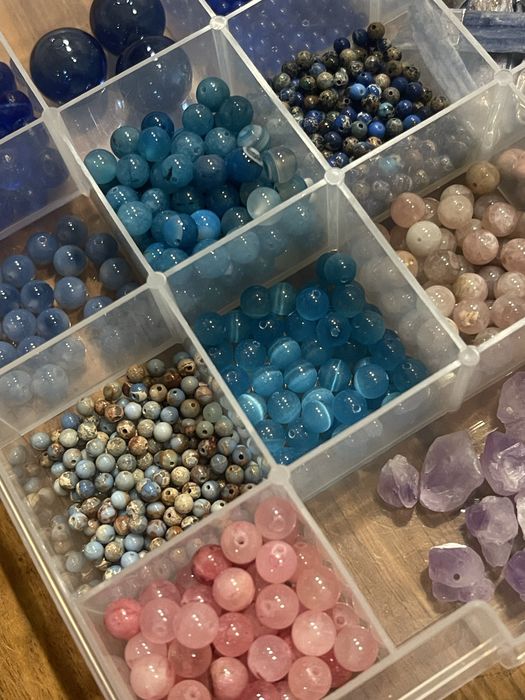 Кутия мъниста за бижута — естествени полускъпоценни камъни и други