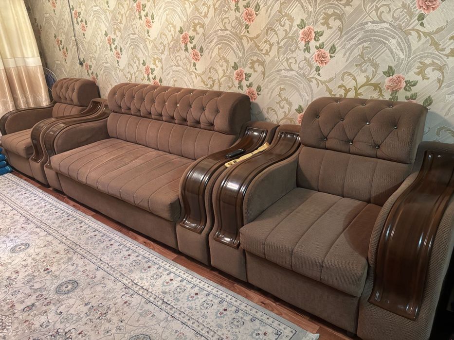 диван с двумя креслами