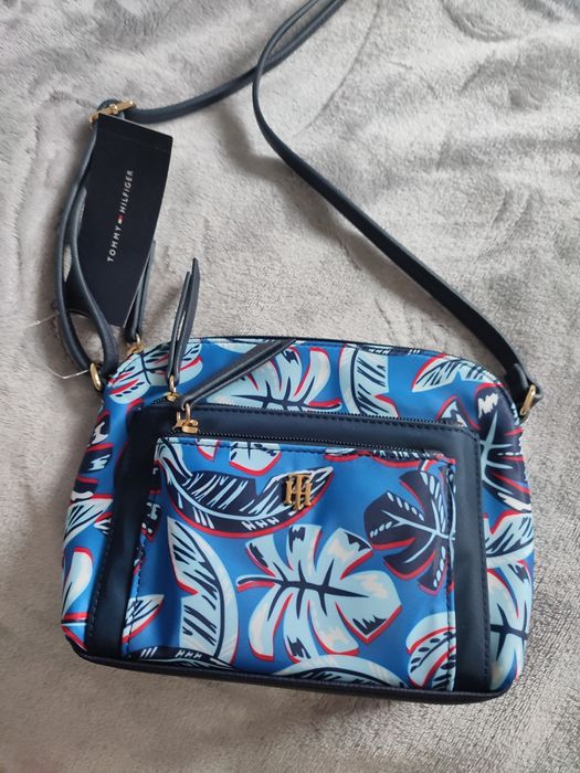 Tommy Hilfiger малка чанта през рамо, с 3 отделения, нова с етикет