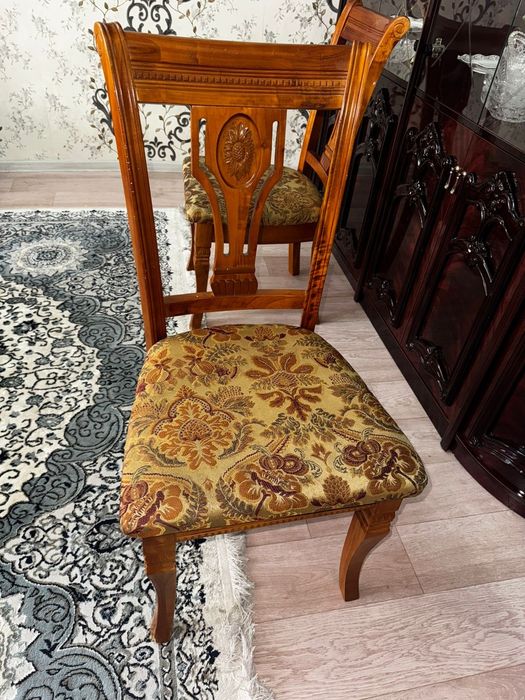 Стол со стульями