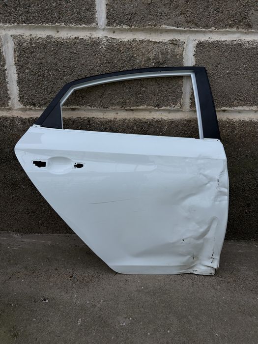 Продам заднюю правую дверь