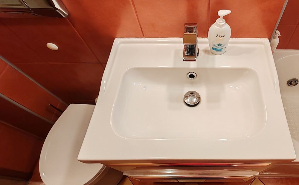 Vând chiuveta  de baie și baterie