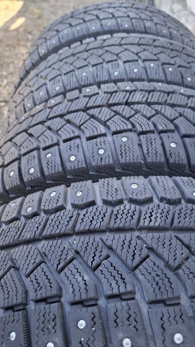 Продам комплект   зимних шипованных  шин.на R15