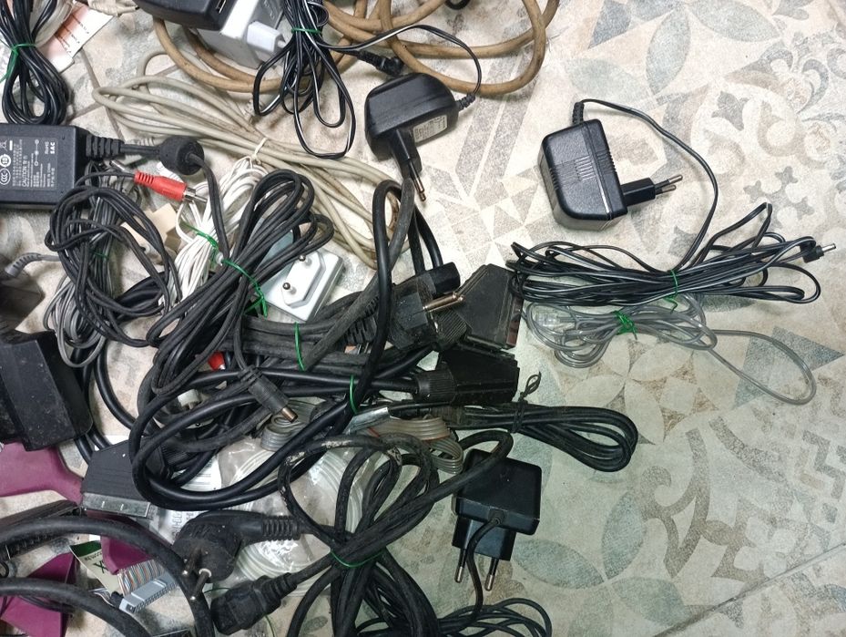 Лот от 48 броя адаптери и кабели - 29 лв