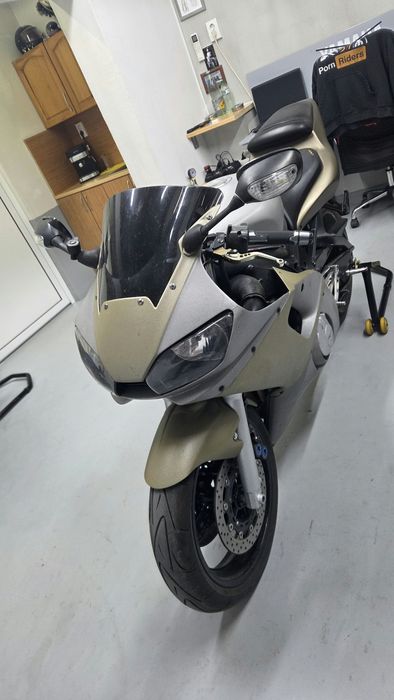 Yanaha YZF - R6.