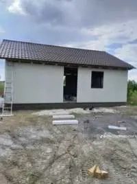 Vând case modulare pe structură metalică învelit cu panouri sandwich