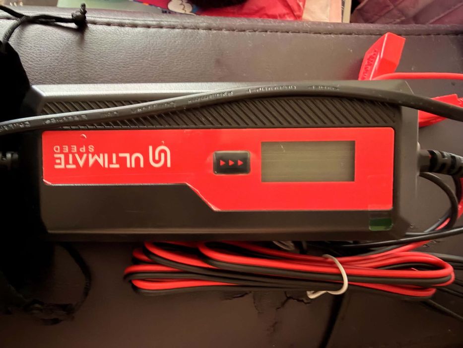 redresor inteligent pentru baterii auto și moto marca Ultimate Speed.