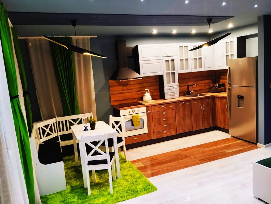 Предлагам цяла самостоятелна сграда с 11 апартамента