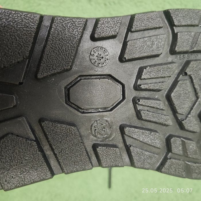 Рабочие ботинки новые с металлической вставкой