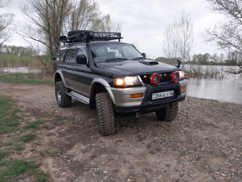 Продам машину внедорожник
