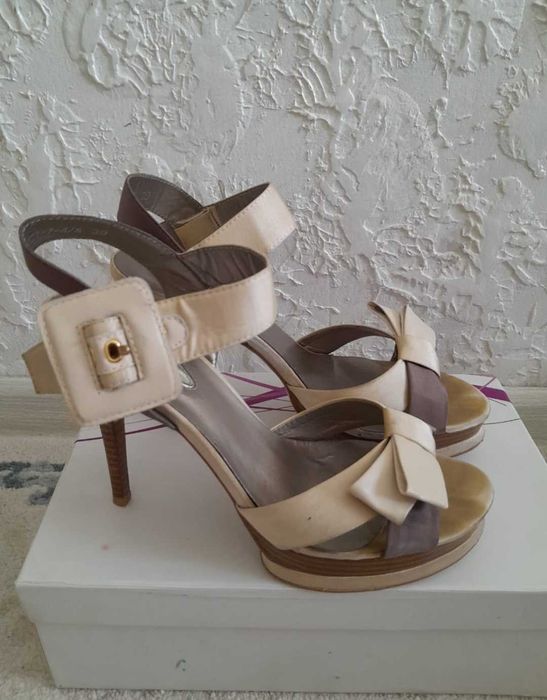 Продается босоножки