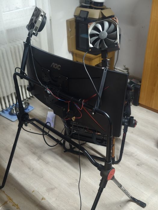 Scaune Next Level Racing cu Suport monitor si un monitor
