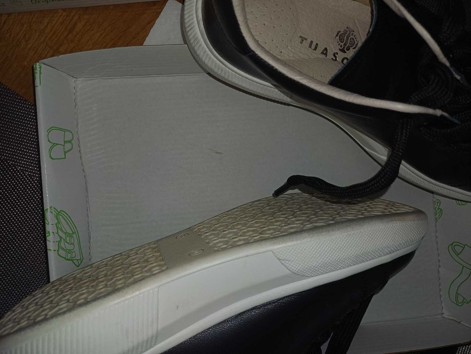 Анатомични дамски черни кецове от естествена кожа