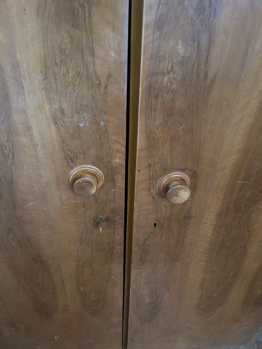 Гардероб орехов фурнир