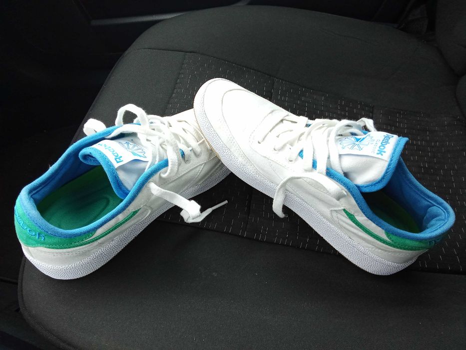 Vând   teneși   Reebok