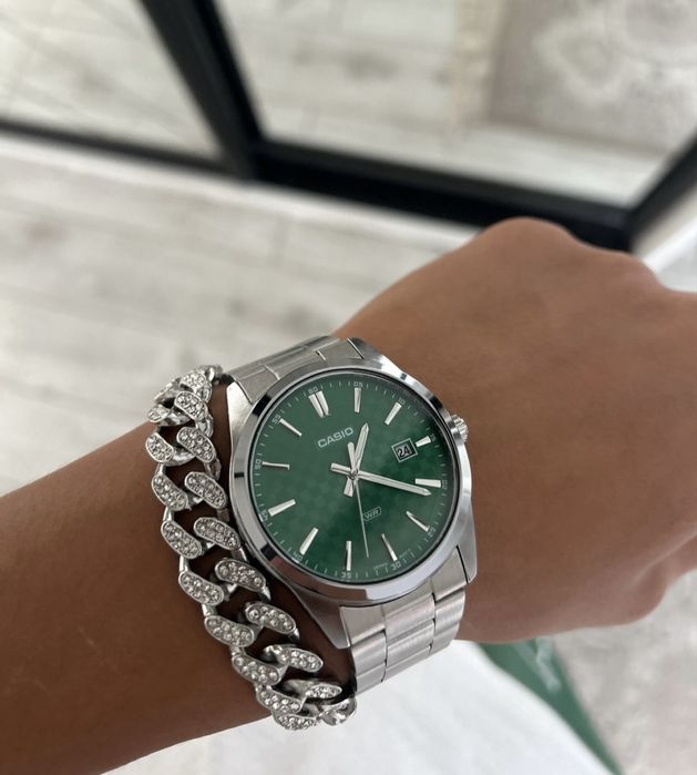 Мужские часы Casio с зеленым циферблатом