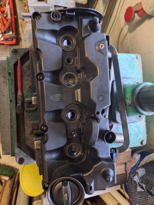 Chiuloasa, bloc motor, capac tacheti