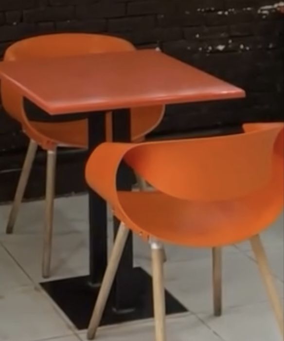 Стол и стулья для фаст - фуда